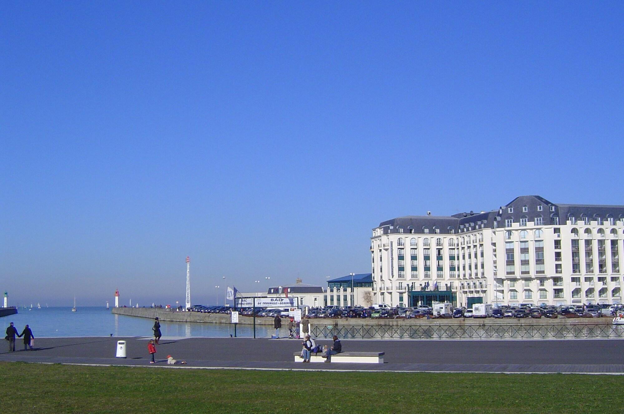 Sowell Residences Le Port Trouville-sur-Mer Exterior photo